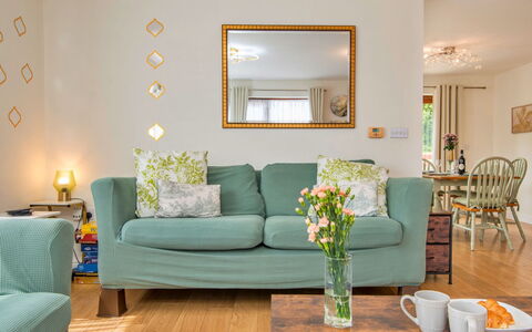 Bryncoch Lodge: Möbel, Interior Design, Couch, Wand, Flooring, Wohnzimmer, Fussboden, Holz, Zimmer, Kissen