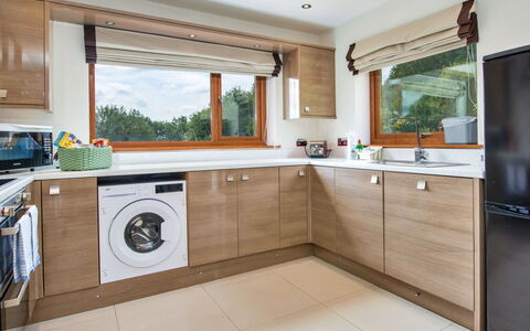 Bryncoch Lodge: Flooring, Interior Design, Countertop, Küche, Holz, Major Appliance, Fussboden, Möbel, Küchengerät, Cabinetry