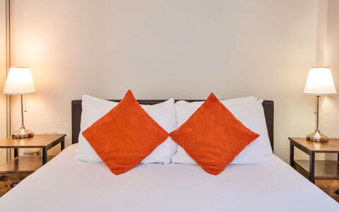 Bryncoch Lodge: Möbel, Interior Design, Bett, Fussboden, Flooring, Holz, Schlafzimmer, Zimmer, Linens, Bettdecke