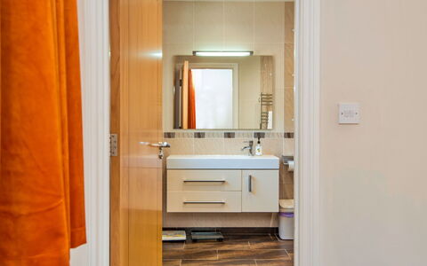 Bryncoch Lodge: Flooring, Wand, Interior Design, Fussboden, Holz, Armatur, Tür, Spiegel, Zimmer, Badezimmer