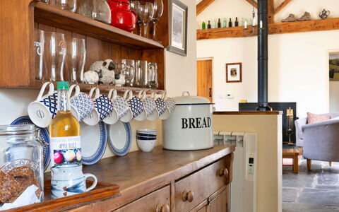 Drovers Retreat: Möbel, Holz, Interior Design, Flooring, Beleuchtung, Cabinetry, Küche, Zimmer, Decke, Holzbeize