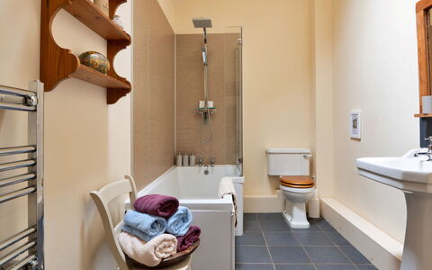 Drovers Retreat: Badezimmer, Armatur, Flooring, Fussboden, Interior Design, Badewanne, Zapfhahn, Sinken, Installation, Toilette