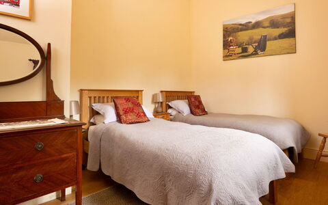 Drovers Retreat: Bett, Schlafzimmer, Bedding, Möbel, Bettdecke, Fussboden, Wand, Flooring, Interior Design, Holz