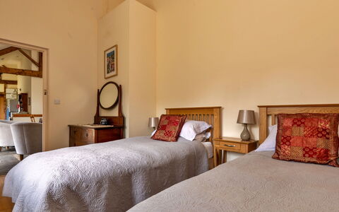 Drovers Retreat: Möbel, Wand, Bett, Flooring, Interior Design, Fussboden, Schlafzimmer, Holz, Bettdecke, Decke