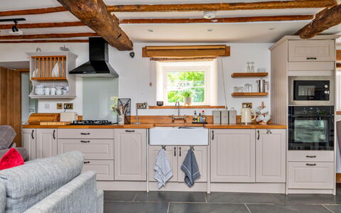 Penclogwynau: Küche, Flooring, Countertop, Möbel, Holz, Interior Design, Cabinetry, Fussboden, Decke, Zuhause