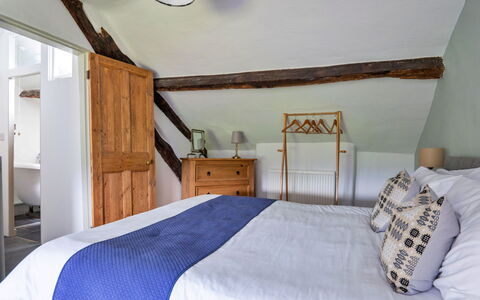 Penclogwynau: Holz, Möbel, Schlafzimmer, Bett, Zuhause, Bedding, Fussboden, Bettdecke, Tür, Bettrahmen