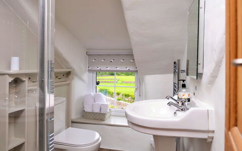 Penclogwynau: Armatur, Interior Design, Badezimmer, Flooring, Fussboden, Installation, Zapfhahn, Decke, Sinken, Zimmer