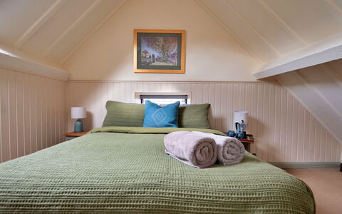 Pandy Farmhouse: Möbel, Interior Design, Schlafzimmer, Bett, Holz, Fussboden, Flooring, Decke, Bettdecke, Bedding