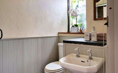 Pandy Farmhouse: Wand, Armatur, Badezimmer, Flooring, Interior Design, Zapfhahn, Fussboden, Installation, Zimmer, Sinken