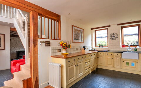 Pandy Farmhouse: Möbel, Interior Design, Flooring, Holz, Fussboden, Decke, Cabinetry, Zimmer, Beleuchtung, Küche