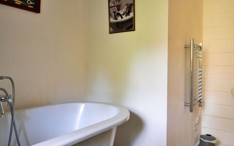 Waen Fechan: Flooring, Armatur, Fussboden, Badezimmer, Interior Design, Badewanne, Installation, Zimmer, Glas, Zapfhahn