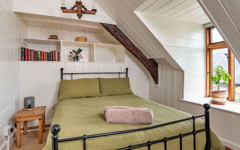 Y Cwtch: Bett, Möbel, Schlafzimmer, Interior Design, Wand, Bedding, Flooring, Bettdecke, Holz, Fussboden