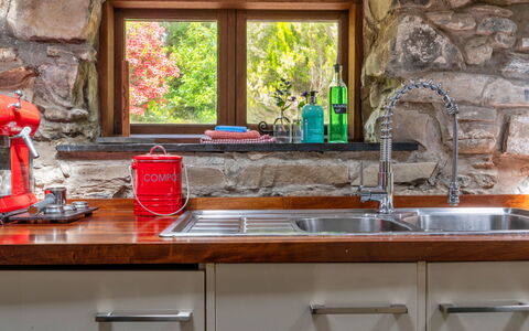 Y Cwtch: Küche, Countertop, Küchengerät, Armatur, Spüle, Sinken, Zapfhahn, Interior Design, Installation, Zuhause