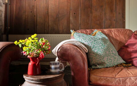 Y Cwtch: Möbel, Holz, Interior Design, Braun, Wohnzimmer, Holzbeize, Hartholz, Couch, Planke