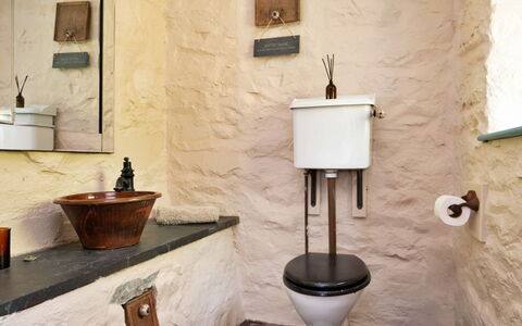 Y Cwtch: Wand, Armatur, Badezimmer, Toilleten Sitz, Installation, Toilette, Zapfhahn, Sinken, Bad Sink