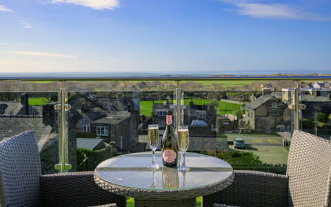 Tan-Y-Foel: Möbel, Zuhause, Stuhl, Wohnung, Küche & Esszimmer Tisch, Resort, Kaffetisch, Hotel, Balkon, Penthouse