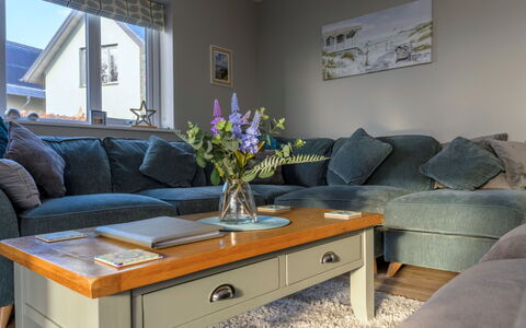 Tan-Y-Foel: Möbel, Interior Design, Flooring, Couch, Holz, Fussboden, Wohnzimmer, Zimmer, Zuhause, Bilderrahmen
