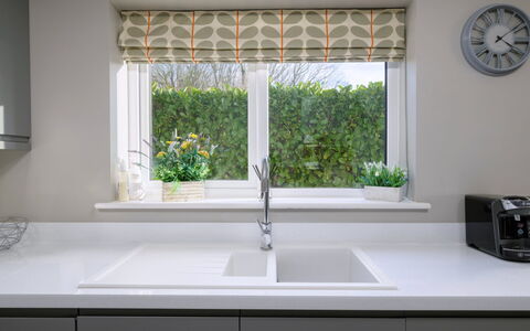 Tan-Y-Foel: Interior Design, Küche, Fensterabdeckung, Countertop, Zuhause, Fensterbehandlung, Cabinetry, Küchengerät, Armatur, Zimmer