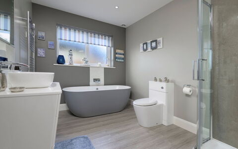 Tan-Y-Foel: Interior Design, Flooring, Wand, Fussboden, Armatur, Badezimmer, Decke, Zuhause, Beleuchtung, Badewanne