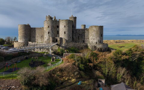 Tan-Y-Foel: Himmel, Schloss, Geschichte, Touristenattraktion, Ruinen, Steinwand, Befestigung, Historische Seite, Mittelalterliche Architektur
