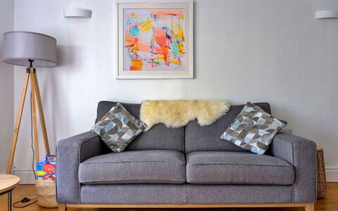 Gorwel: Flooring, Möbel, Wohnzimmer, Couch, Linens, Dekokissen, Holzboden, Hartholz, Kissen