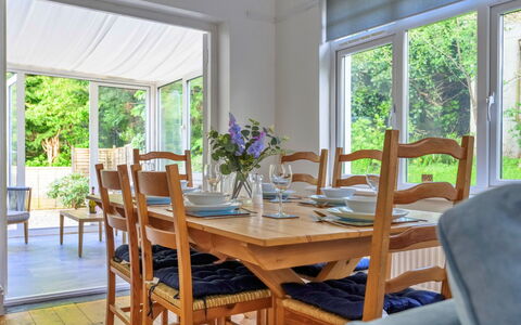 Gorwel: Möbel, Interior Design, Stuhl, Flooring, Tabelle, Esszimmer, Holz, Fussboden, Küche & Esszimmer Tisch, Decke