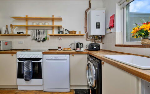 Gorwel: Küche, Küchengerät, Major Appliance, Countertop, Interior Design, Flooring, Zimmer, Haushaltsgerät, Spüle, Cabinetry