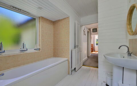 Gorwel: Armatur, Wand, Flooring, Badezimmer, Holz, Fussboden, Badewanne, Zapfhahn, Installation, Decke