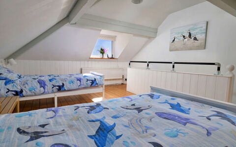 Gorwel: Schlafzimmer, Interior Design, Bett, Fussboden, Flooring, Möbel, Decke, Bedding, Bettdecke, Zuhause