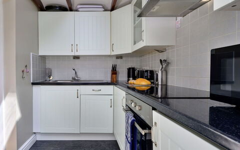 Artro View: Countertop, Küche, Küchengerät, Major Appliance, Cabinetry, Armatur, Sinken, Interior Design, Flooring, Zapfhahn