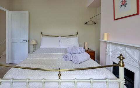 Artro View: Bett, Bedding, Möbel, Schlafzimmer, Interior Design, Bettdecke, Wand, Fussboden, Holz, Linens