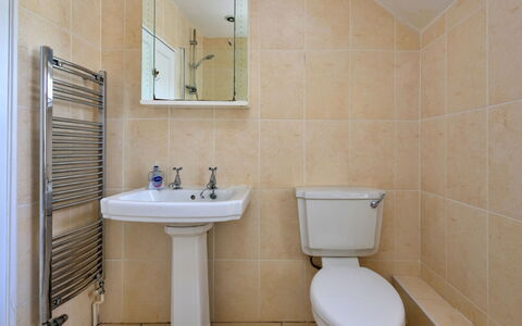 Artro View: Badezimmer, Toilleten Sitz, Armatur, Flooring, Wand, Sinken, Fussboden, Toilette, Interior Design, Bad Sink