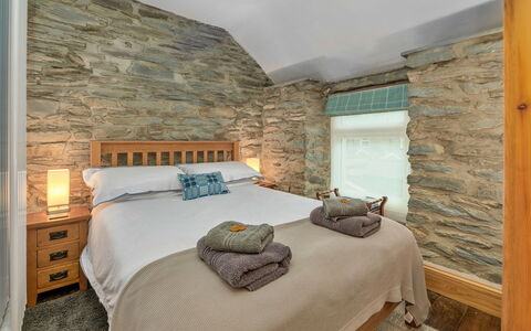 Garreg Ddu: Wand, Flooring, Interior Design, Schlafzimmer, Holz, Bett, Fussboden, Möbel, Decke, Bettdecke