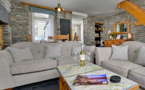 Garreg Ddu: Zuhause, Möbel, Couch, Wohnzimmer, Steinwand, Schlafsofa