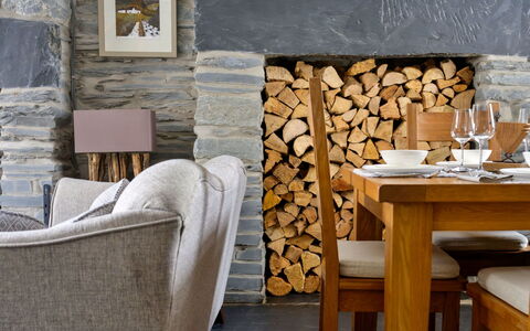 Garreg Ddu: Möbel, Interior Design, Holz, Flooring, Tabelle, Stuhl, Beleuchtung, Zuhause, Wohnzimmer, Steinwand