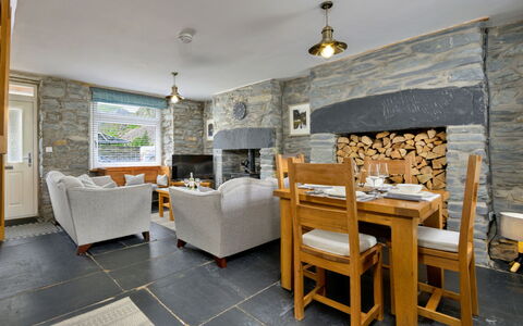Garreg Ddu: Möbel, Holz, Flooring, Interior Design, Decke, Zuhause, Fussboden, Steinwand, Stuhl, Wohnzimmer