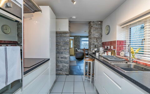 Garreg Ddu: Küche, Countertop, Interior Design, Flooring, Küchengerät, Major Appliance, Cabinetry, Decke, Fussboden, Holz