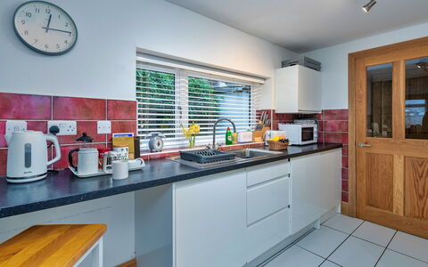 Garreg Ddu: Küche, Küchengerät, Countertop, Major Appliance, Interior Design, Flooring, Haushaltsgerät, Cabinetry, Möbel, Spüle