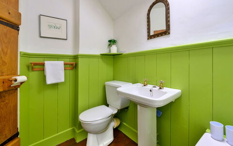 Tafarn Trip: Badezimmer, Wand, Armatur, Interior Design, Flooring, Zapfhahn, Bad Sink, Sinken, Fussboden, Installation