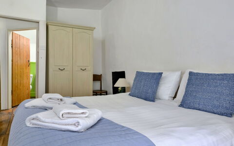 Tafarn Trip: Möbel, Interior Design, Flooring, Fussboden, Bett, Holz, Schlafzimmer, Decke, Zimmer, Bettdecke
