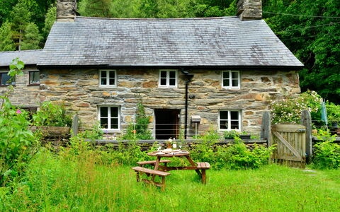 Tafarn Trip: Gras, Haus, Hütte, Strauch, Ländliches Gebiet, Zuhause, Ground, Frühling, Garten, Bauernhaus