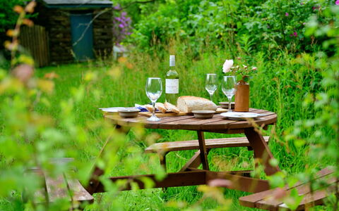 Tafarn Trip: Möbel, Tabelle, Gartenmöbel, Sommer, Tisch Im Freien, Geschirr, Garten, Stuhl, Frühling, Picknicktisch