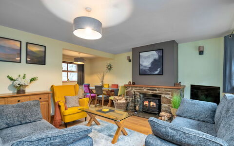 Riverstone Cottage: Möbel, Interior Design, Couch, Flooring, Holz, Fussboden, Wohnzimmer, Decke, Tabelle, Zimmer