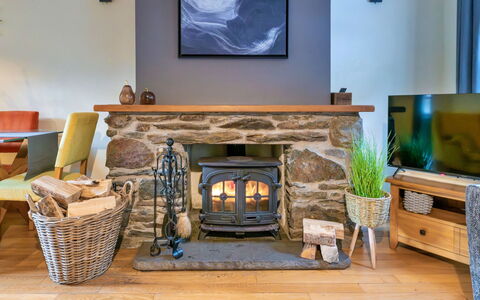 Riverstone Cottage: Möbel, Interior Design, Flooring, Feuerstelle, Holz, Zimmer, Decke, Wohnzimmer, Fussboden, Tabelle