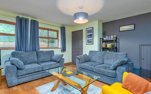 Riverstone Cottage: Möbel, Interior Design, Couch, Flooring, Fussboden, Wohnzimmer, Zuhause, Zimmer, Wohnung