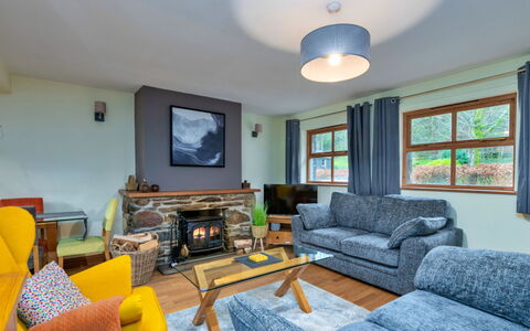 Riverstone Cottage: Möbel, Interior Design, Couch, Flooring, Wohnzimmer, Fussboden, Zuhause, Decke, Tabelle