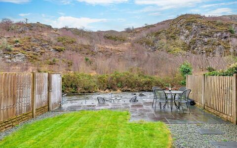Riverstone Cottage: Garten, Landscaping, Garten, Holzbeize, Hartholz, Hinterhof, Flagstone, Zaun, Eco Hotel, Walkway