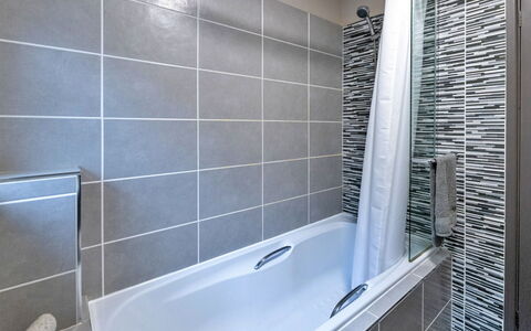 Riverstone Cottage: Flooring, Armatur, Fussboden, Badewanne, Interior Design, Badezimmer, Fliese, Verbundwerkstoff, Installation, Glas