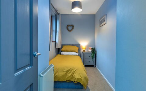 Riverstone Cottage: Blau, Möbel, Schlafzimmer, Wand, Bett, Interior Design, Fussboden, Bettdecke, Holz, Bedding