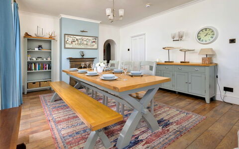 Gwynle: Möbel, Interior Design, Flooring, Holz, Tabelle, Fussboden, Küche & Esszimmer Tisch, Esszimmer, Stuhl, Zimmer